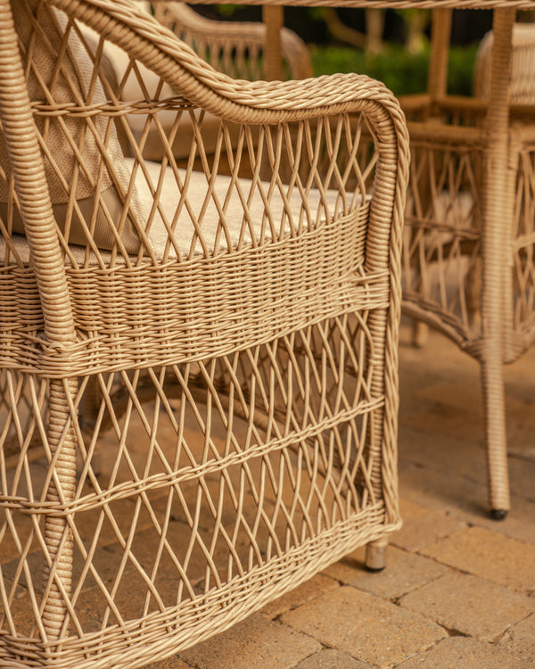 Sahara 4 Seat Dining Set with 120cm Round Table Includes Parasol & base