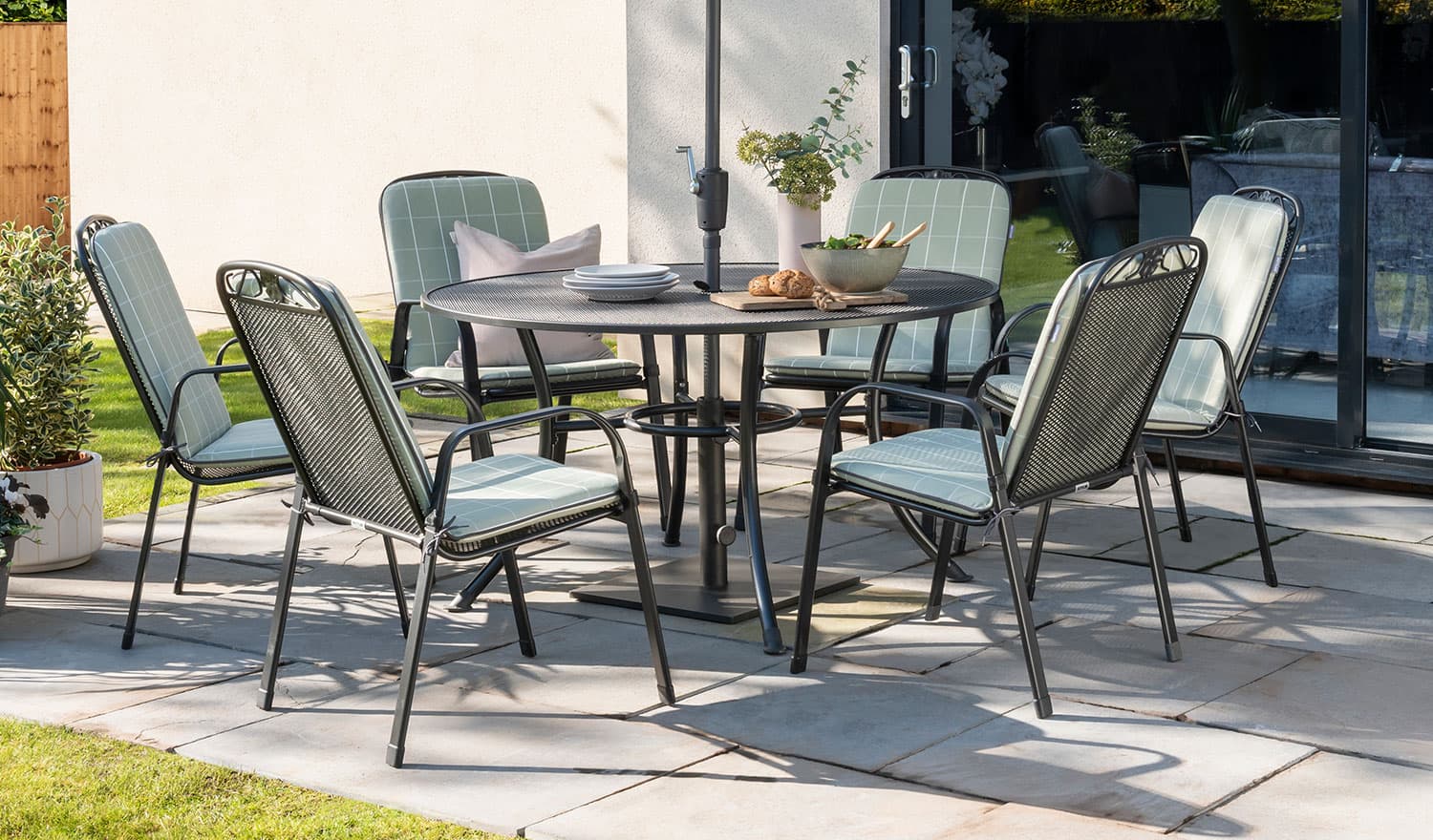 New with matching Chairs KETTLER Kettler Classic Mesh Table Cushions & Parasol. 