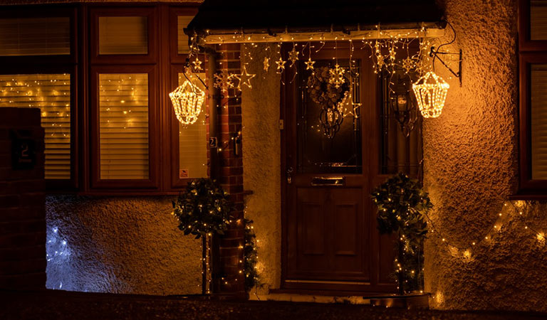 house with outdoor christmas decorations